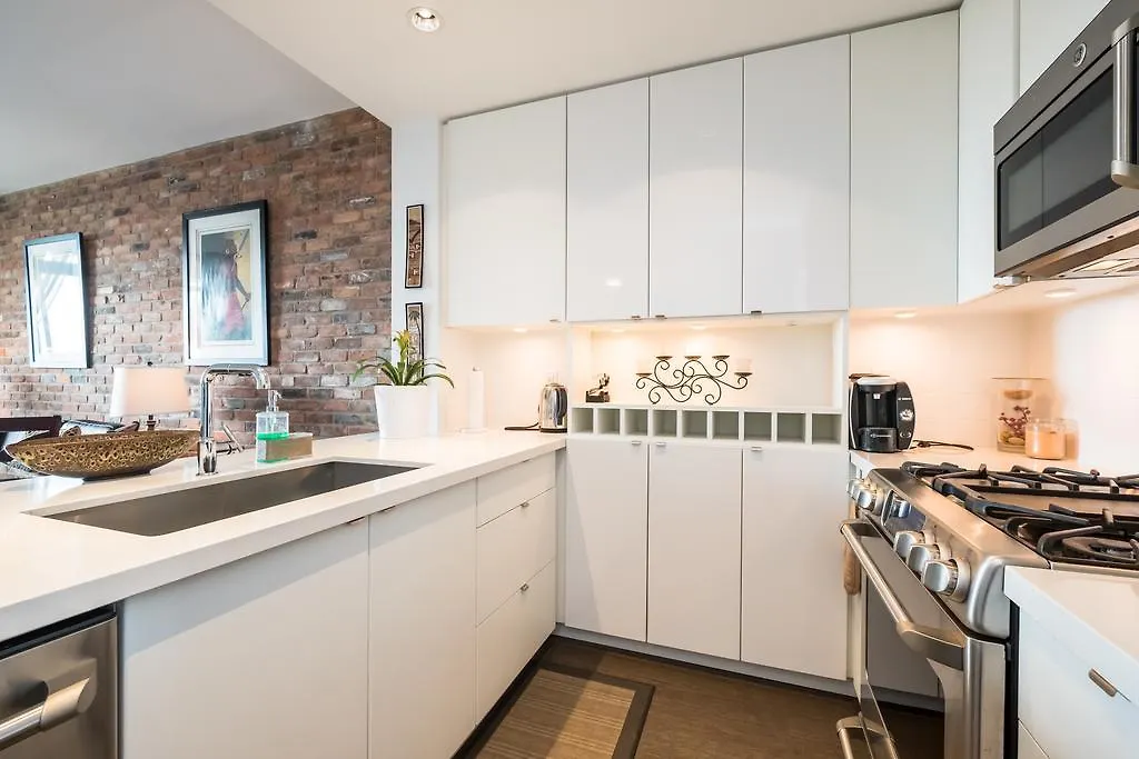 Luxury Leslieville - 2 Bedroom 2 Bath Toronto Apartment