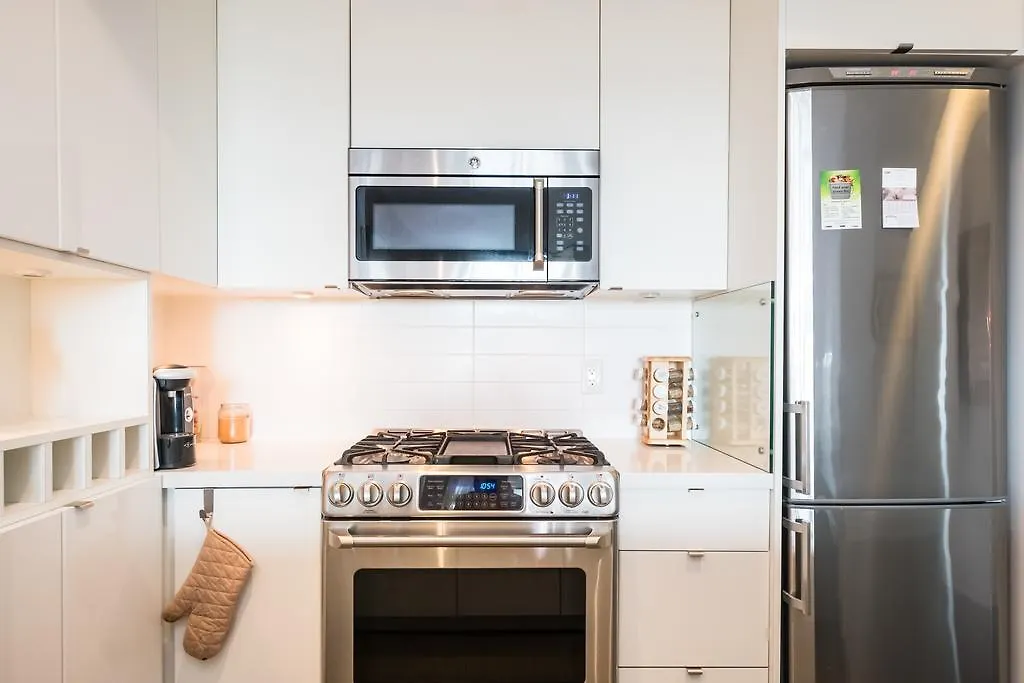 Luxury Leslieville - 2 Bedroom 2 Bath Toronto