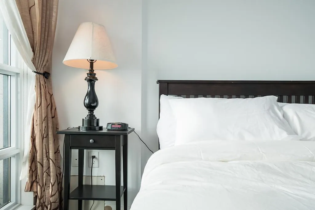 Luxury Leslieville - 2 Bedroom 2 Bath Toronto Apartment